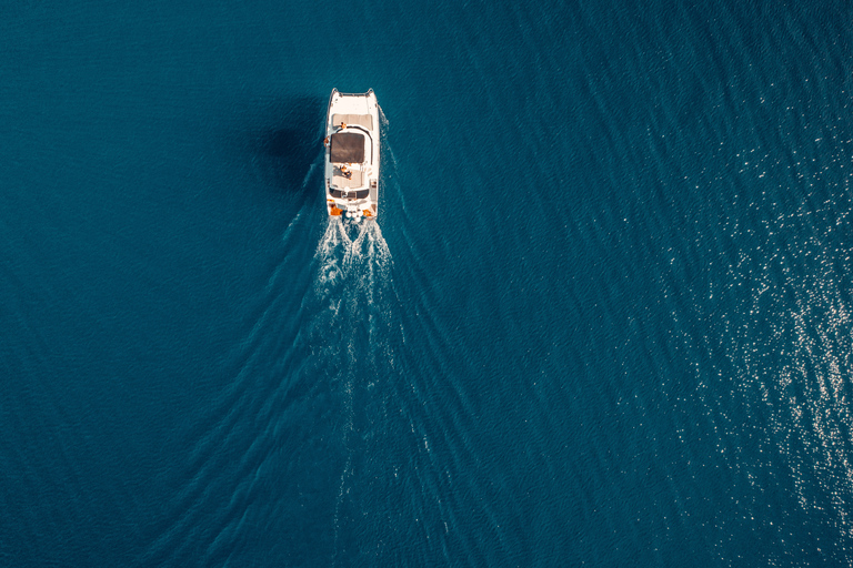 Santorini: crucero en catamarán a motor privado Caldera