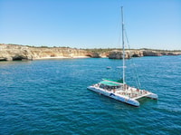 Portimão, crucero catamarán de medio día a Benagil y Carvoeiro - Hizvo