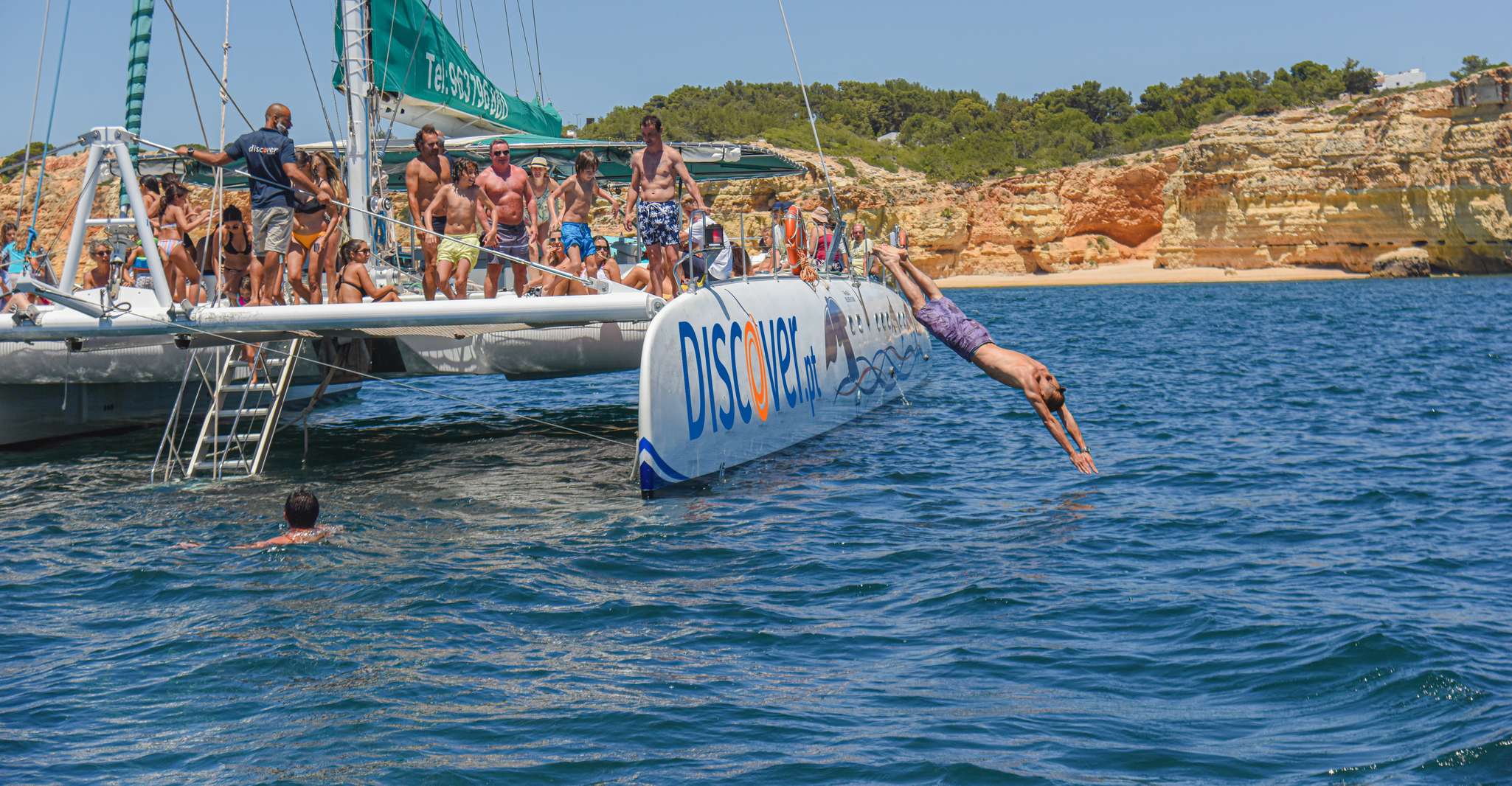 Portimão, halve dag Catamaran Cruise naar Benagil & Carvoeiro - Hizvo