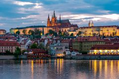 Praga: Cruzeiro em Barco Aberto Envidraçado com Jantar