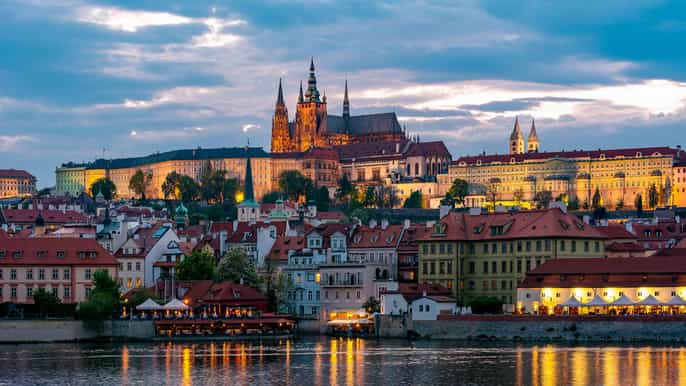 Prague: Sightseeing Dinner Cruise on Open-Top Glass Boat