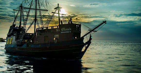 Cozumel: Pirate Ship Cruise with Open Bar, Dinner, and Show