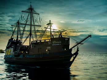 Cozumel: Pirate Ship Cruise with Open Bar, Dinner, and Show