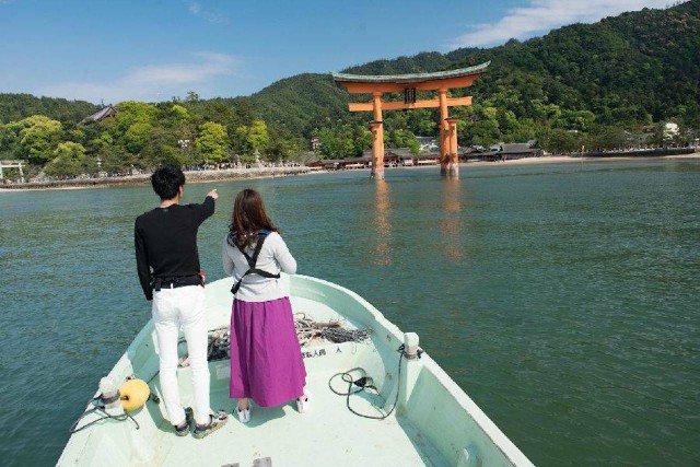 Visit Hiroshima Oyster Farm and Floating Torii Gate Boat Tour in Hiroshima