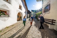 Scuol, recorrido a pie guiado por el pueblo de 2.5 horas - Housity
