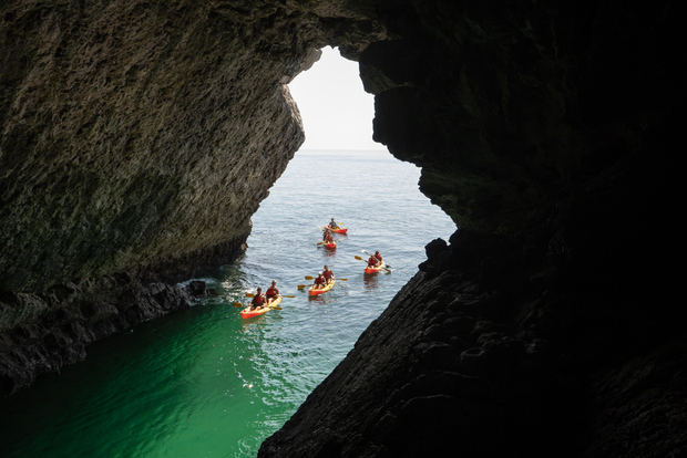 Da Lisbona o Sesimbra: tour di Arrábida in kayak per piccoli gruppi