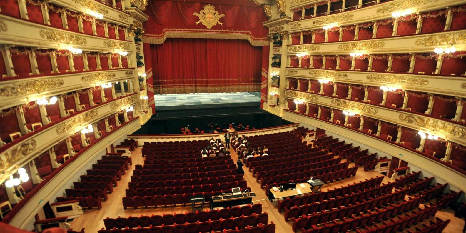 ミラノ：スカラ座博物館と劇場ツアー | GetYourGuide