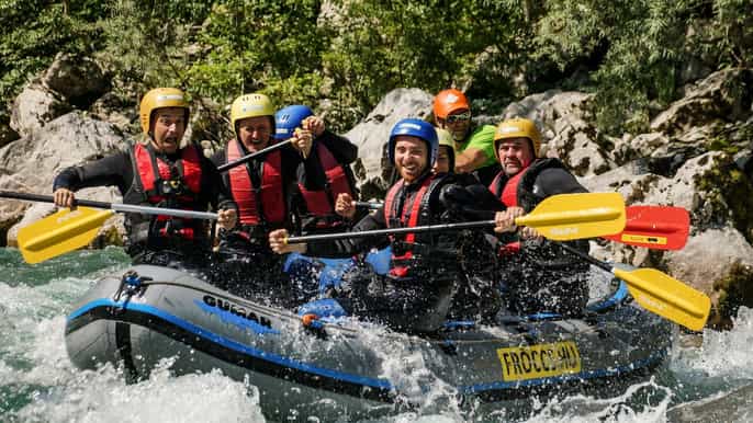 rafting de medio día en el río soca esmeralda