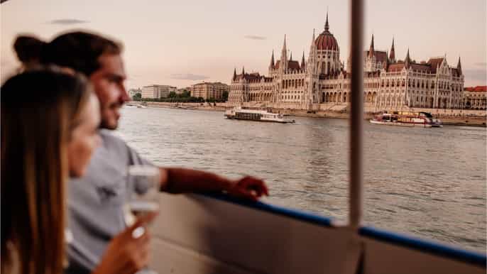 Budapest: Ultimate Evening Cruise with Drink