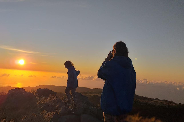 Pico do Arieiro: Private 4x4 Sunrise Trip with Hot Drinks