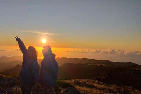 Pico do Arieiro: Private 4x4 Sunrise Trip with Hot Drinks