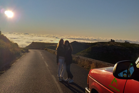 Pico do Arieiro: Private 4x4 Sunrise Trip with Hot Drinks