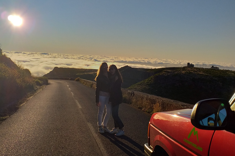 Pico do Arieiro: Private 4x4 Sunrise Trip with Hot Drinks