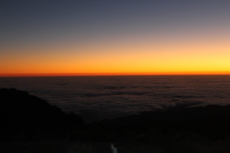 Pico do Arieiro: Private 4x4 Sunrise Trip with Hot Drinks