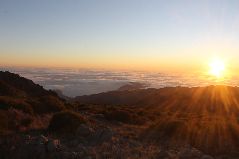 Pico do Arieiro: Private 4x4 Sunrise Trip with Hot Drinks