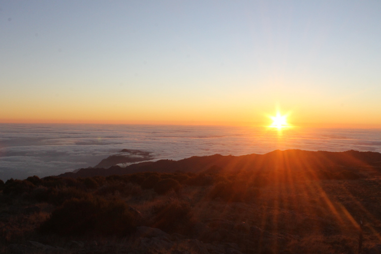 Pico do Arieiro: Private 4x4 Sunrise Trip with Hot Drinks