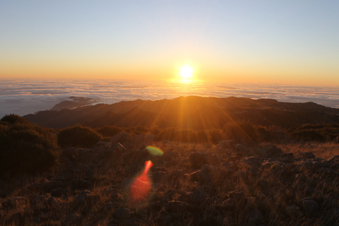 Pico do Arieiro: Private 4x4 Sunrise Trip with Hot Drinks