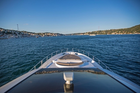 Istanbul: privérondvaart over de Bosporus op een luxe jachtTour met Hotel Pickup