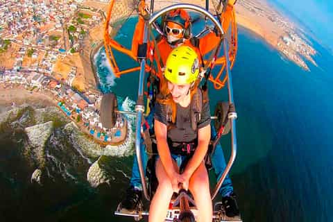 Lima: 15-minute Paragliding Tour with HD Video