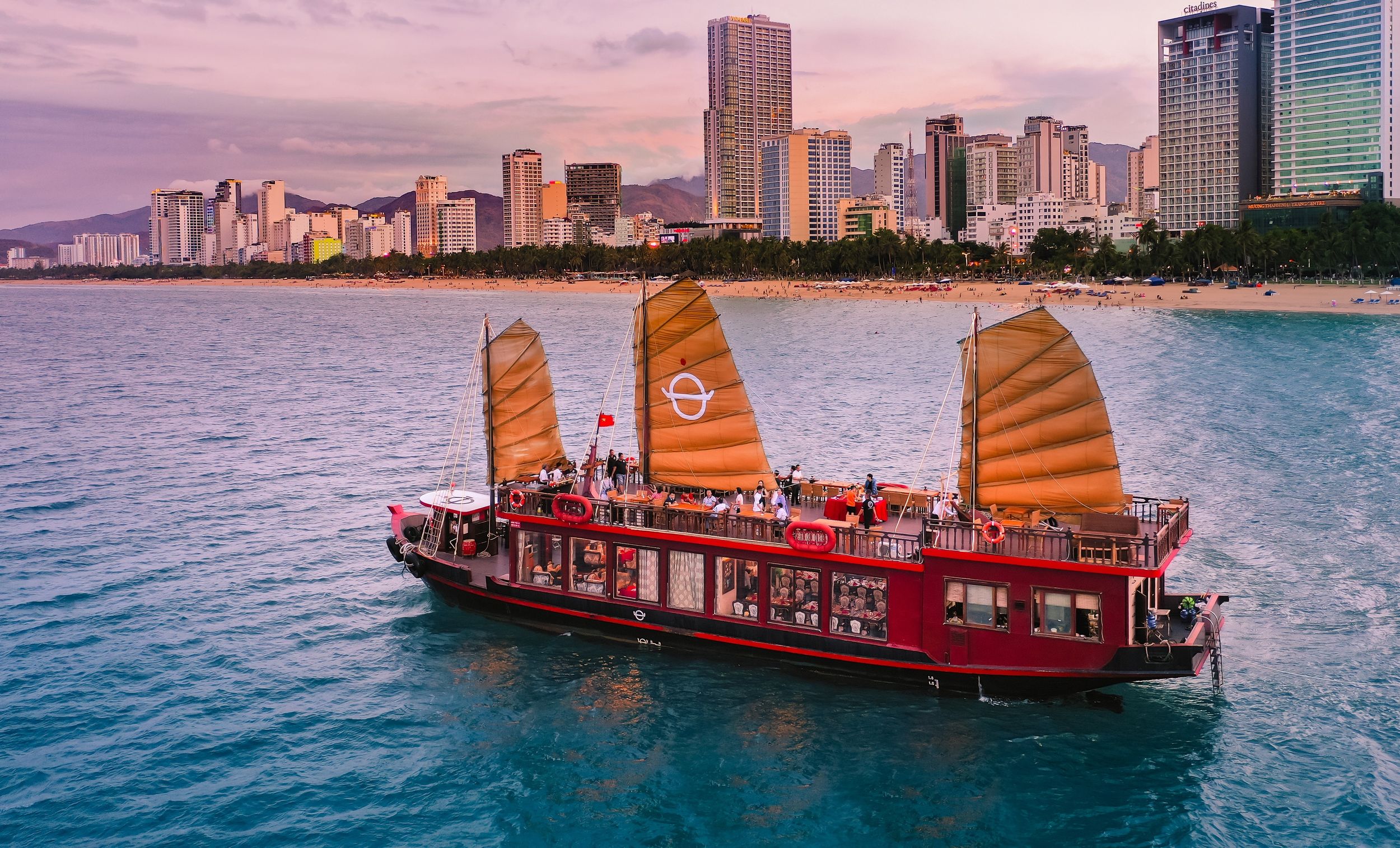 Nha Trang: Romantische Cocktails bei Sonnenuntergang und Dinner-Kreuzfahrt