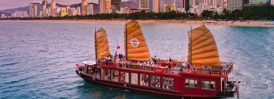 Nha Trang : Cocktails romantiques au coucher du soleil et dîner-croisière