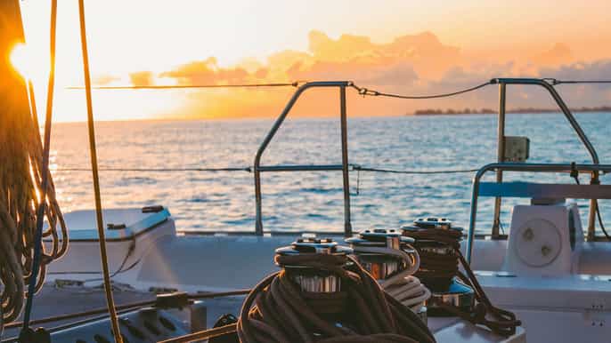 Málaga: viaje en catamarán al atardecer con copa de cava
