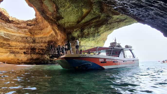 diversão em família benagil de catamarã saindo de lagos