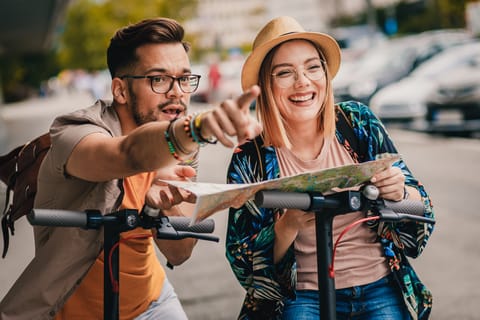 Krakow: Guided Sightseeing E-Scooter Tour with Food Tasting