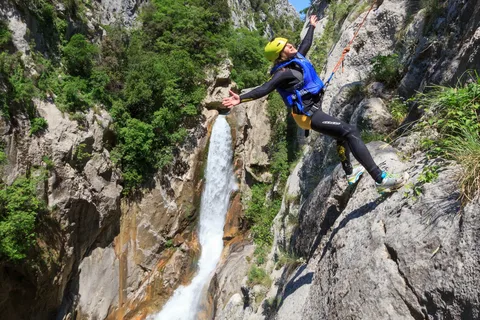 Fra Split eller Zadvarje: Ekstrem canyoning på Cetina-floden