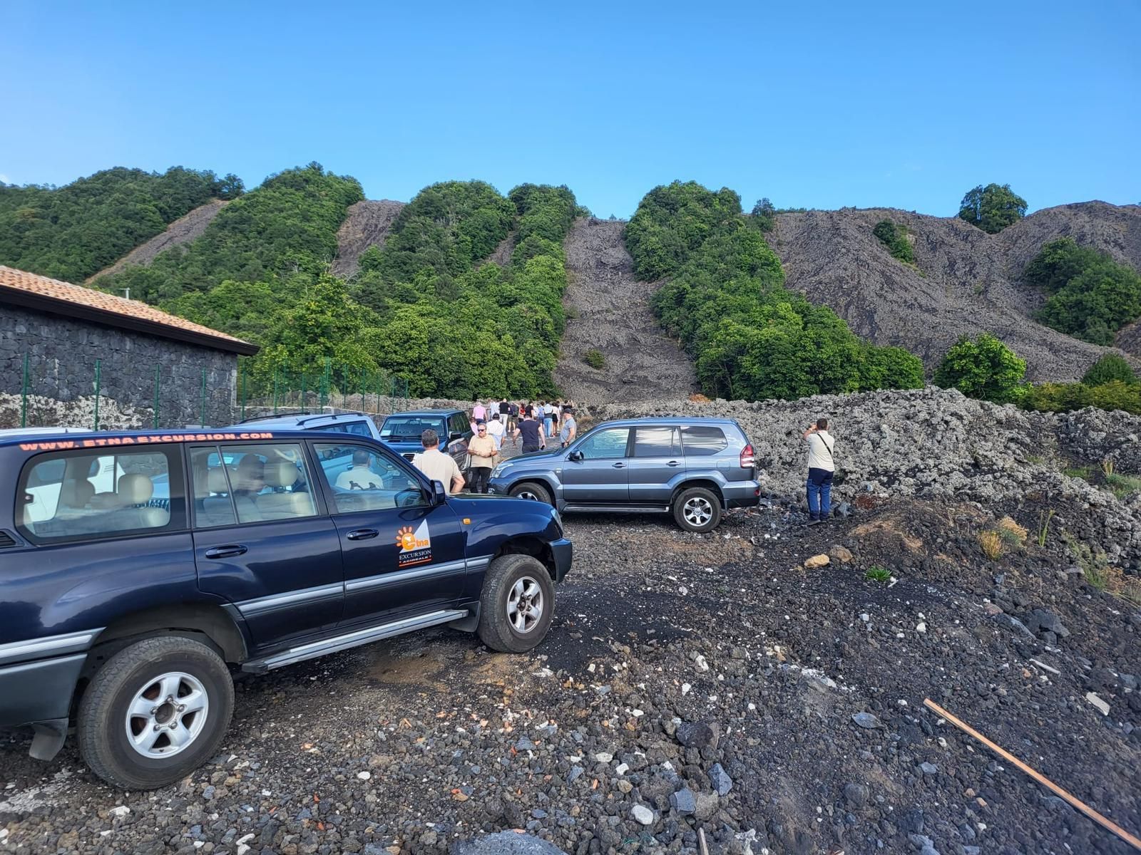 Ätna: Tour im Geländewagen mit geführter Wanderung zwischen Kratern und Lavaströmen