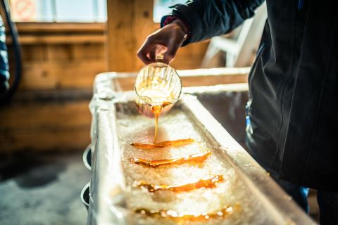 Montreal: Sugar Shack Maple Syrup Day Trip with Lunch