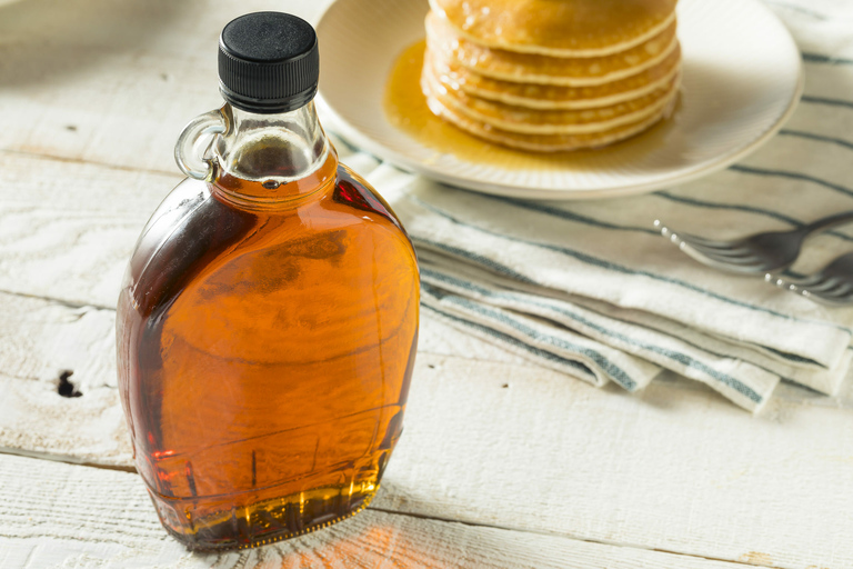 Montreal: Sugar Shack Maple Syrup Day Trip with Lunch