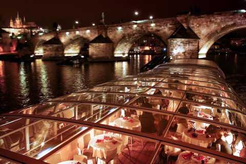 Prag: Sightseeingkryssning & middag på glasbåt med öppet tak