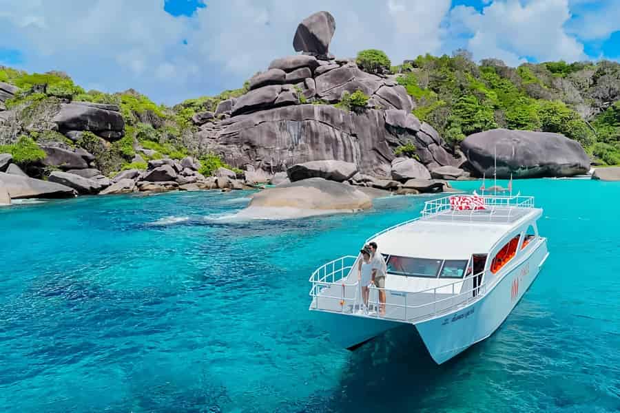 Ab Phuket: Schnorchel-Tagestour zu den Similan-Inseln per Katamaran. Foto: GetYourGuide