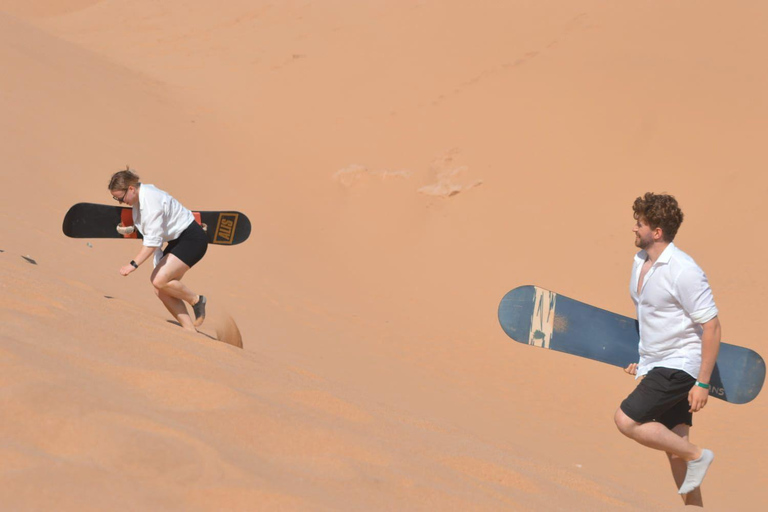 Sandboarding et balade à dos de chameau au coucher du soleil avec barbecue