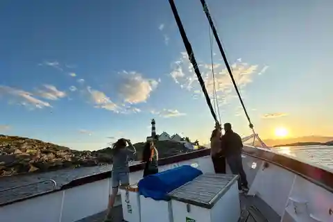 From Svolvær: Private Midnight Sun Yacht Cruise in Lofoten