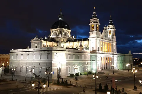 Madri: Excursão a pé pela noite encantada em espanhol
