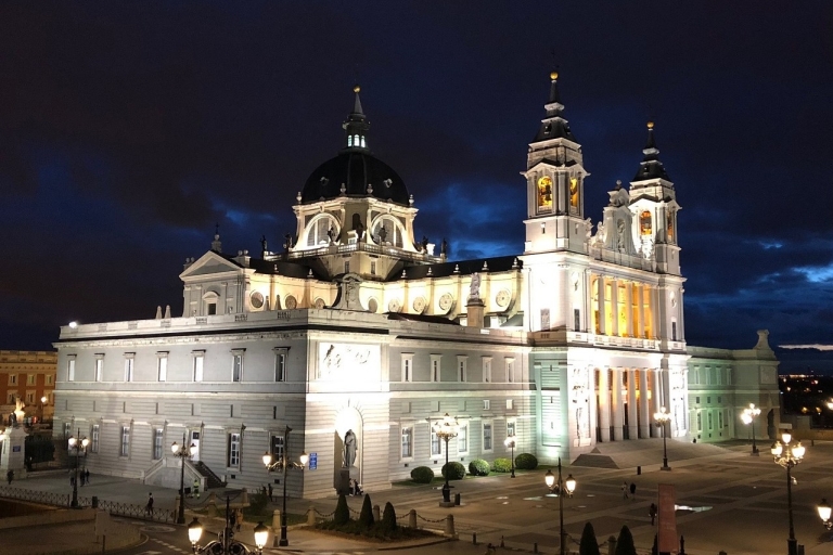 Madrid: tour nocturno encantado a pie en españolTour en español