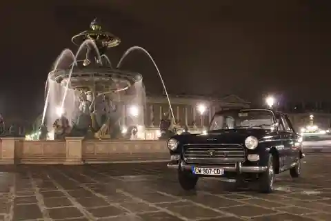 Париж: 1,5-часовой ночной тур на старинных автомобилях