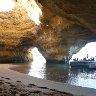 Круиз на катамаране: пещеры и побережье в Бенагил