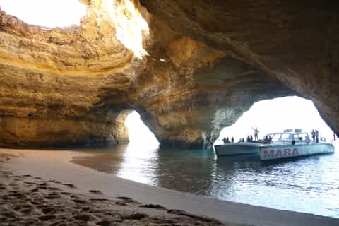 benagil caves coastline catamaran grotten kustlijn getyourguide paesaggi catamarano costieri grotte algarve