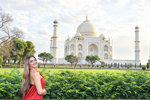 Aluga um sari ou um pijama kurta para visitar o Taj Mahal e tirar fotografias