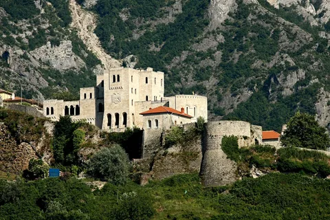Von Tirana aus: Geführte Tour durch Kruja und die Sari Salltik Höhle