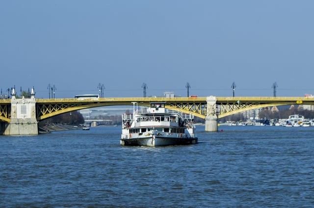 Budapest: Sightseeing Cruise on the Danube with Live Music