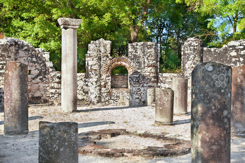 De Tirana: excursão a Butrint, Saranda e GjirokastërDe Tirana: Excursão para Butrint, Saranda e Gjirokaster