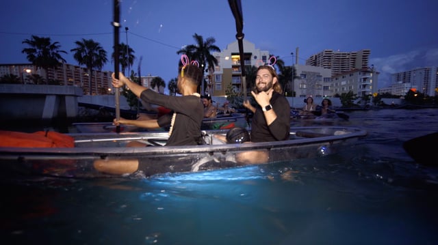 Beleuchtete Kajaks bei Nacht mit Champagner in Miami Beach