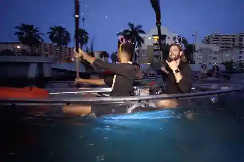 Kayak trasparenti illuminati di notte con champagne a Miami Beach