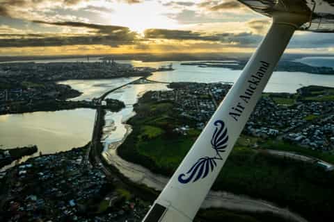 Auckland: Scenic Flight over Auckland and Waikeke
