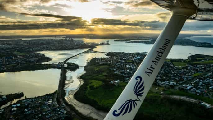 auckland scenic flight over auckland and waikeke