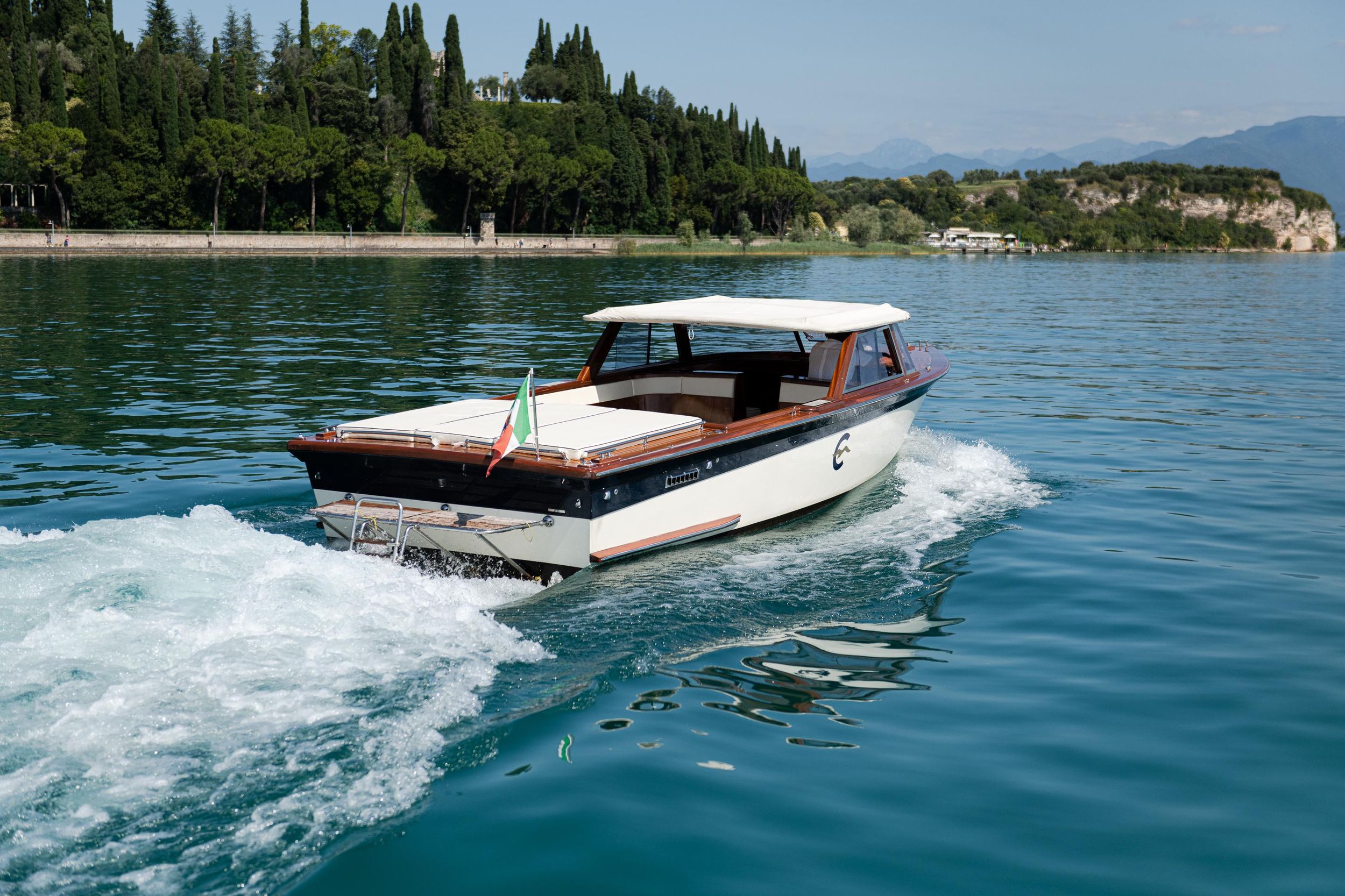 Gardasee: Private Sonnenuntergangs-Kreuzfahrt zur Isola del Garda